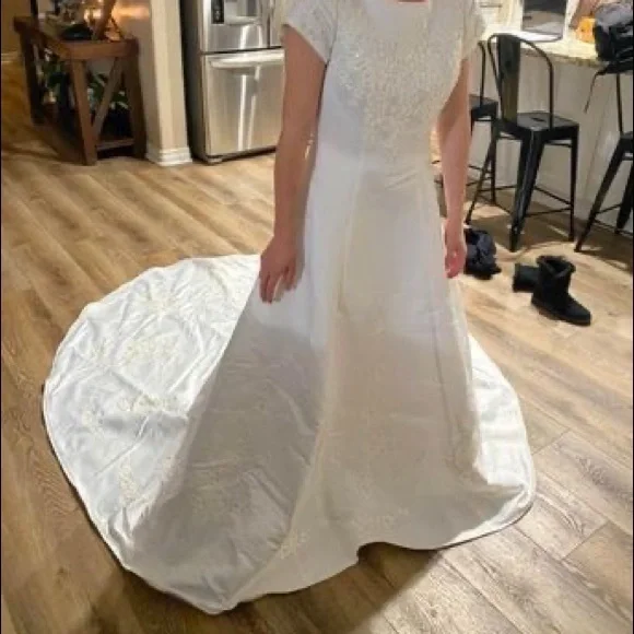 Wedding gown size 10. Been cleaned and preserved. Great condition. $200 - Picture 2 of 3